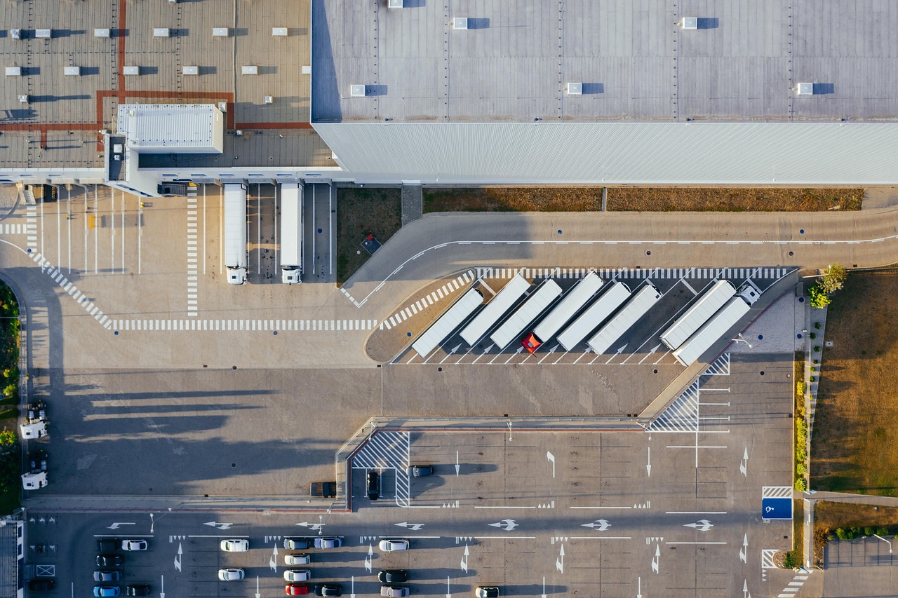 Tout savoir sur le contrat de distribution et ses implications légales accord de distribution : définissez les termes et conditions de la collaboration entre fabricants et distributeurs pour optimiser la répartition et la vente des produits.
