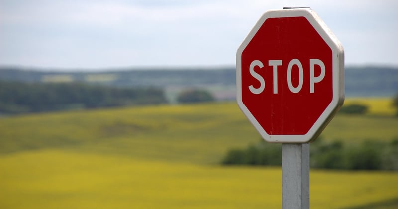 Panneau signalisation personnalisé à Nantes : donnez du style à votre enseigne