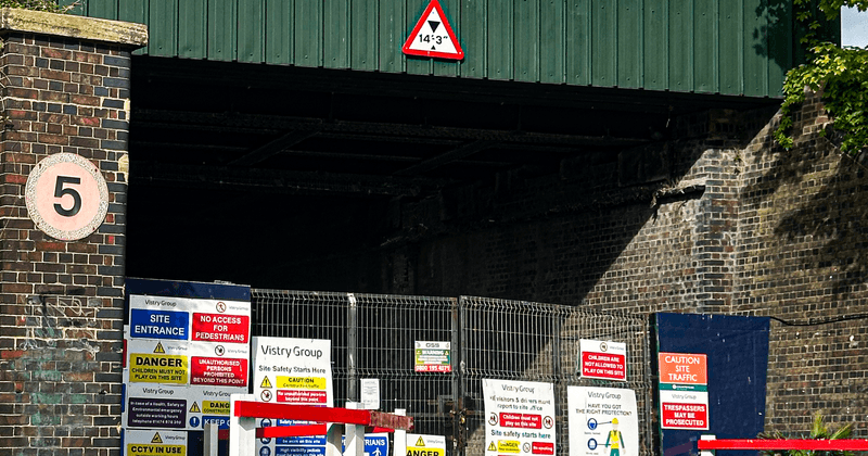 Signalétique chantier pour entreprise à Nantes : l'atout sécurité qui change tout